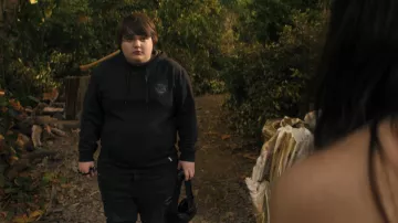 Sudadera Vans Black Hoodie usada por Jake Phelps (Dylan Gage) como se ve en los atuendos de la serie de televisión Shining Vale (Temporada 1 Episodio 8)
