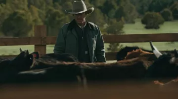 Chaqueta Carhartt usada por Perry Abbott (Tom Pelphrey) como se ve en los atuendos de la serie de televisión Outer Range (Temporada 1 Episodio 2)