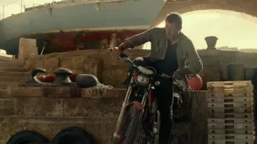 Motocicleta conducida por Owen Grady (Chris Pratt) como se ve en la película Jurassic World Dominion