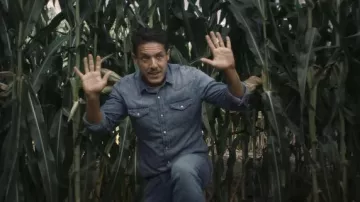 Chemise en denim portée par Tyler (Theo Rossi) comme on le voit dans les tenues du film Escape the Field