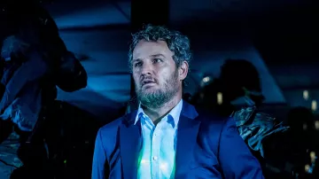 Veste de costume bleue portée par Hatchet (Jason Clarke) comme on le voit dans la garde-robe du film Black Site