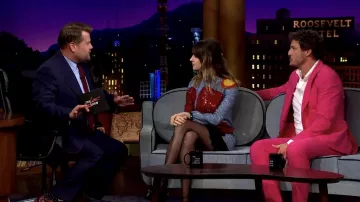 Traje rosa usado por Pedro Pascal como se ve en The Late Late Show con James Corden 