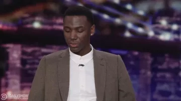 Veste Blazer brune portée par Jerrod Carmichael comme on le voit dans The Daily Show avec Trevor Noah