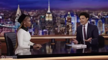 Robe blanche portée par Janelle Monáe comme on le voit dans The Daily Show avec Trevor Noah