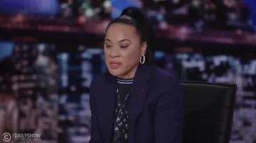 Top imprimé porté par Dawn Staley vu dans The Daily Show avec Trevor Noah