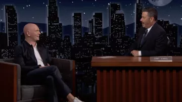Bomber Jacket porté par Anthony Carrigan comme on le voit dans Jimmy Kimmel Live!