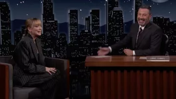 Ensemble de costume rayés oversize de Kaley Cuoco dans Jimmy Kimmel Live!