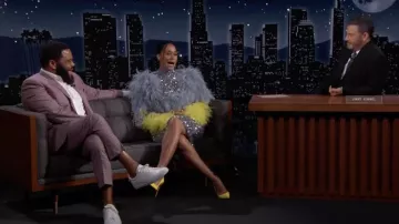 Des baskets blanches portées par Anthony Anderson comme on le voit dans Jimmy Kimmel Live !