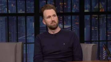 Tee à manches longues bleu marine porté par Jordan Klepper vu dans Late Night with Seth Meyers