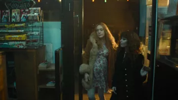 Robe imprimée florale portée par Lenora Vulvokov (Chloë Sevigny) telle que vue dans les tenues de la série télévisée Russian Doll (saison 2 épisode 3)