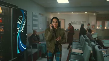 Veste de bombardier vert olive portée par Maxine (Greta Lee) telle que vue dans les tenues de la série télévisée Russian Doll (saison 2 épisode 6)
