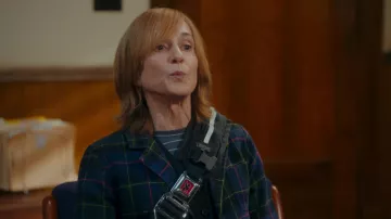 Veste imprimée en tartan portée par Arpi Meskimen (Holly Hunter) telle que vue dans les tenues de la série télévisée Mr. Mayor (saison 2 épisode 6)