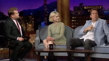 Robe rayée portée par Lucy Boynton comme on le voit dans The Late Late Show avec James Corden