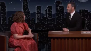 Robe rouge à pois portée par Vanessa Bayer vue dans Jimmy Kimmel Live!