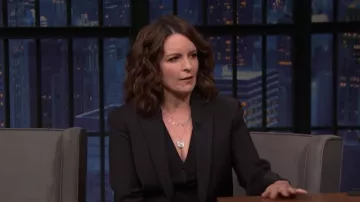 Colliers portés par Tina Fey comme on le voit dans Late Night with Seth Meyers