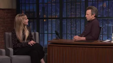 Chemisier à paillettes Porté par Kaley Cuoco vu dans Late Night with Seth Meyers