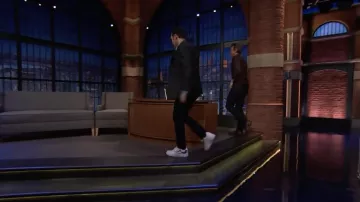Baskets blanches portées par Aasif Mandvi comme on le voit dans Late Night with Seth Meyers