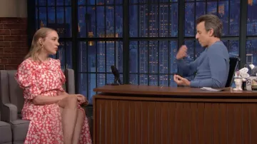 Robe imprimée florale portée par Chloë Sevigny vue dans Late Night with Seth Meyers