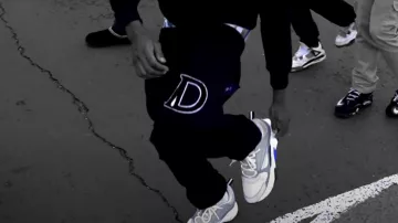 D survêtement porté par Quelly Woo dans son TIMES LIKE THIS OFFICIAL MUSIC VIDEO