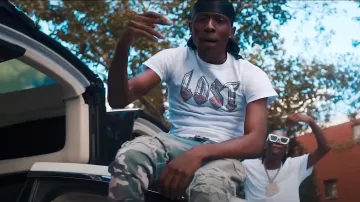 LOST T-shirt blanc porté par Quelly woo son « GRAMMY » OFFICIAL MUSIC VIDEO avec TAYY FLOSS