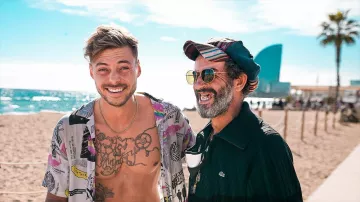 La chemise blanche avec motifs noirs et roses arc en ciel portée par Elio Avila Munoz dans Le singe et le dragon (feat Nino)