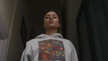 Sweat à capuche Denim Tears en gris porté par Natasha (Michelle de Swarte) vu dans la garde-robe de la série télévisée The Baby (Saison 1 Episode 1)