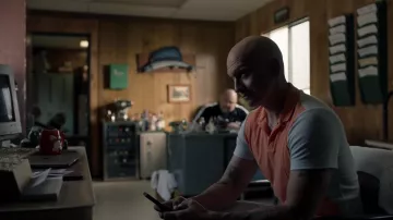 Polo bicolore porté par NoHo Hank (Anthony Carrigan) tel que vu dans les tenues de la série télévisée Barry (saison 3 épisode 1)