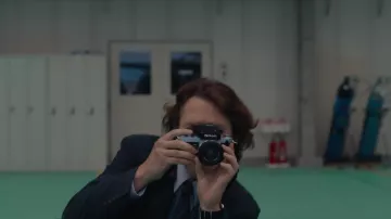 Appareil photo Nikon utilisé par Jake Adelstein (Ansel Elgort) vu dans la série télévisée Tokyo Vice (saison 1 épisode 6)