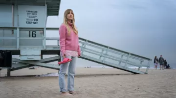 Pink Turtleneck sweater worn by Cassie Bowden (Kaley Cuoco) as seen in The Flight Attendant TV series outfits (Season 2 Episode 1)