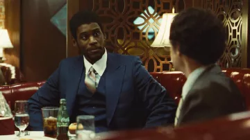 Corbata a rayas usada por Magic Johnson (Quincy Isaiah) como se ve en Winning Time: The Rise of the Lakers Dynasty TV show wardrobe (Temporada 1 Episodio 8)