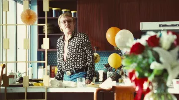 Camisa geométrica impresa usada por Jerry Buss (John C. Reilly) como se ve en winning time: The Rise of the Lakers Dynasty trajes de la serie de televisión (Temporada 1 Episodio 8)