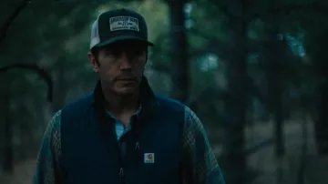 Carhartt Blue Zip Ves usado por Perry Abbott (Tom Pelphrey) como se ve en el vestuario de la serie de televisión Outer Range (Temporada 1 Episodio 4)
