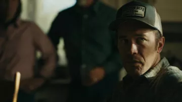 Anderson Bean Boot Co. Gorra de sombrero usada por Perry Abbott (Tom Pelphrey) como se ve en la serie de televisión Outer Range (Temporada 1 Episodio 3)