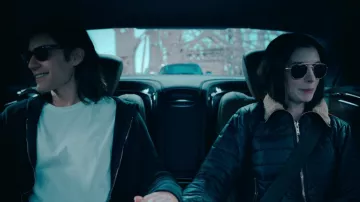 Gafas de sol Ray-Ban usadas por Rebekah Neumann (Anne Hathaway) como se ve en el programa de televisión WeCrashed (S01E08)