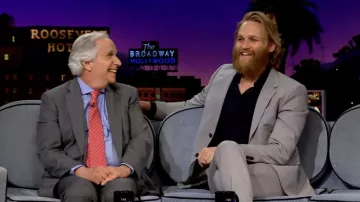 Chemise formelle noire portée par Wyatt Russell comme on le voit dans The Late Late Show avec James Corden 