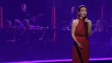 Robe rouge sans manches portée par Katrina Lenk vue dans Late Night with Seth Meyers