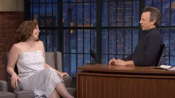 Robe argentée portée par Vanessa Bayer vue dans Late Night with Seth Meyers
