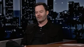 Polo noir porté par Bill Hader comme on le voit dans Jimmy Kimmel Live!