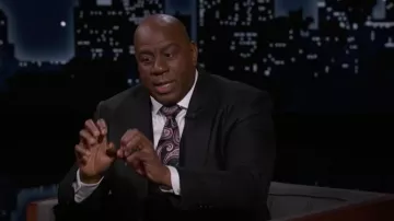 Corbata impresa usada por Magic Johnson como se ve en Jimmy Kimmel Live!