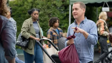 Chemise à carreaux portée par Davey Bowden (T. R. Knight) telle que vue dans les tenues de la série télévisée The Flight Attendant (saison 2 épisode 2)