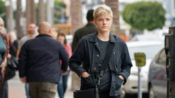 Veste légère portée par Grace St. James (Mae Martin) telle que vue dans les tenues de la série télévisée The Flight Attendant (S02E02)