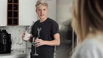 T-shirt en ciseaux porté par Grace St. James (Mae Martin) vu dans la garde-robe de la série télévisée The Flight Attendant (saison 2 épisode 2)
