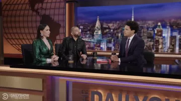 Robe à paillettes verte portée par Gia Casey comme on le voit dans The Daily Show avec Trevor Noah