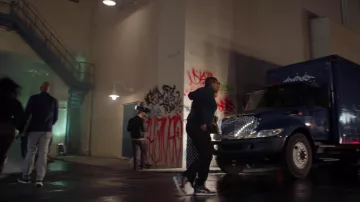 Nike Air Jordan I Sneakers portées par Henrietta 'Hen' Wilson (Aisha Hinds) telles que vues dans les tenues de la série télévisée 9-1-1 (saison 5 épisode 15)