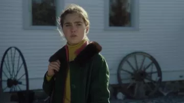 Chaqueta verde de cuello de piel usada por Erin (Haley Lu Richardson) como se ve en la película Montana Story