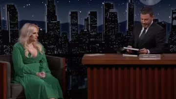 Robe verte portée par Rebel Wilson comme on le voit dans Jimmy Kimmel Live! sur avril 26, 2022