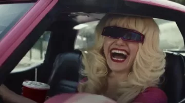 Lunettes de soleil rose visière portées par Angelyne (Emmy Rossum) telles que vues dans les tenues de la série télévisée Angelyne (saison 1)