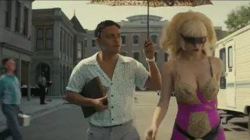 Robe rose et guépard portée par Angelyne (Emmy Rossum) telle que vue dans les tenues de la série télévisée Angelyne (saison 1)