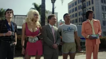 Robe rose portée par Angelyne (Emmy Rossum) vue dans la série télévisée Angelyne (saison 1)