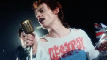 Destroy camiseta usada por Johnny Rotten (Anson Boon) como se ve en el vestuario del programa de televisión Pistol (Temporada 1)